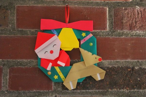 origami-till-jul-santa-claus-med-rudolf på tegelväggen