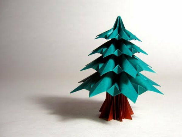 origami-to-christmas-beautiful-model-of-fir-tree - bakgrund i vit färg