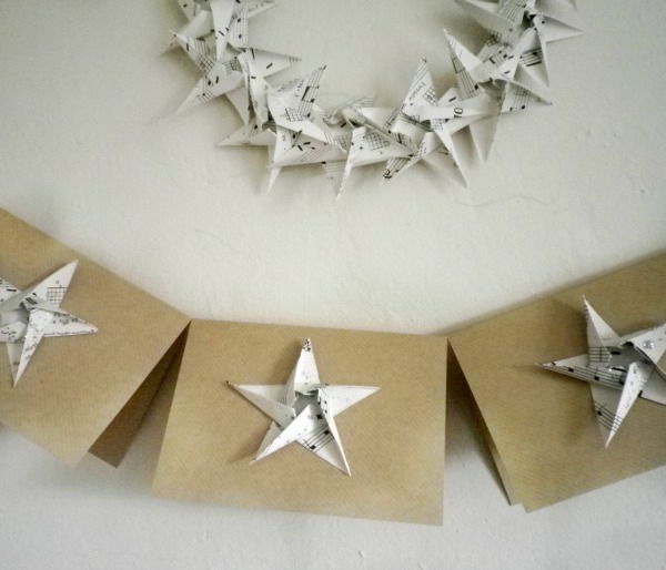 origami-till-jul - vackra stjärnor - på den vita väggen