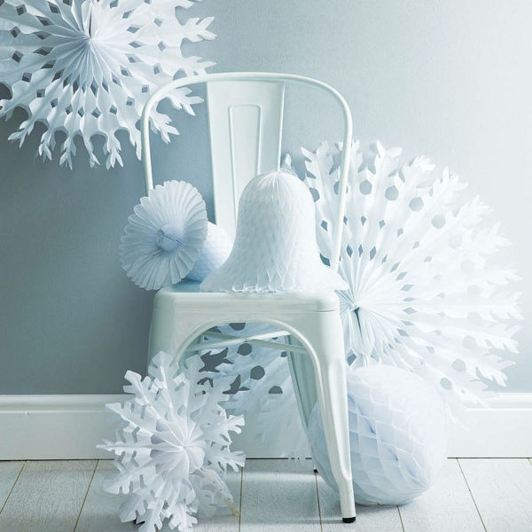 vit juldekoration - coola deco-produkter på en vit stol