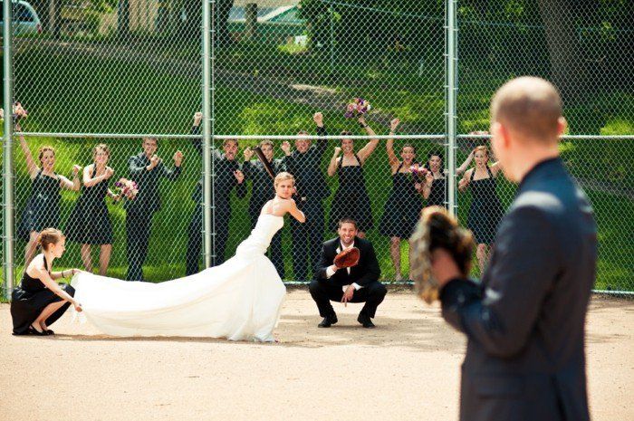 originalus vestuvių nuotraukos nuotaka ir jaunikis žaisti beisbolo