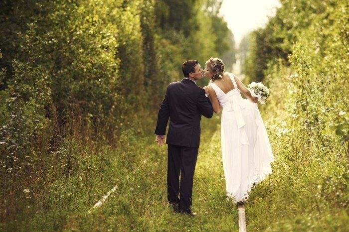 Originalios vestuvių nuotraukos idėjos vaikščioti-on-the-geležinkelis