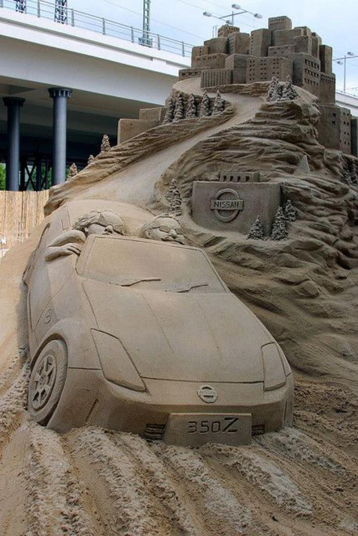 opprinnelige sand skulptur av Nissan bil on-the-spor