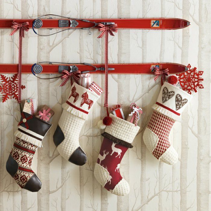 originálne vianočné ozdoby červené lyžiarske odpružené ponožky