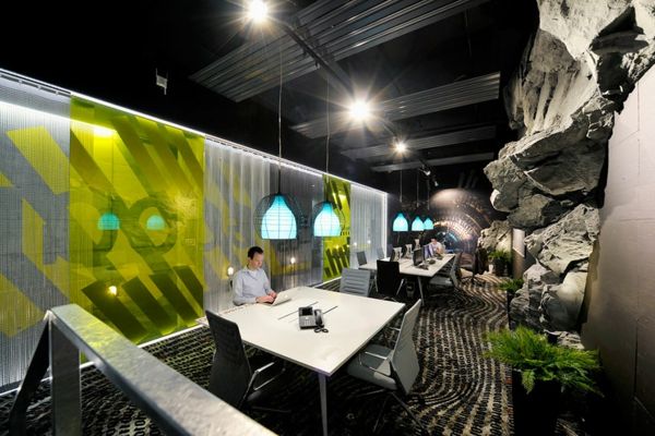 originálny kancelársky priestor - tmavý dizajn a zelené farebné schémy