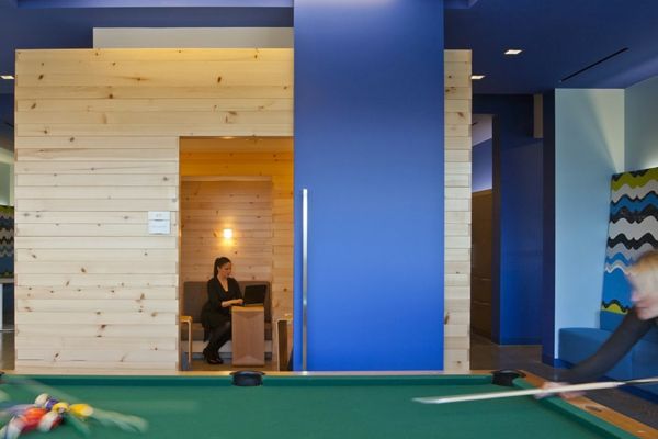 Pôvodne kancelárske priestory drevenými stenami a-modro-steny, kombinujú
