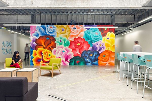 original-kantoorruimte-creative-wand design-with-a-big-kleurrijke-image