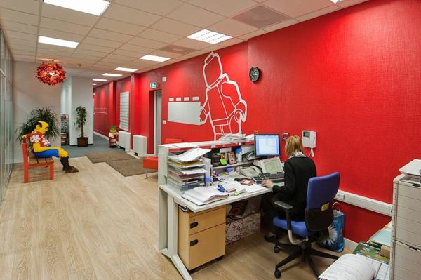 originálne kancelárie-izby s červenými stenami - veľmi nápadné