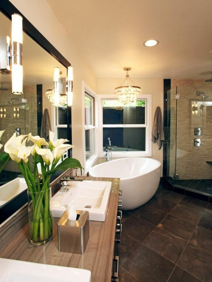 originele badkamer ideeën-modern-badkuip-very-large-spiegel