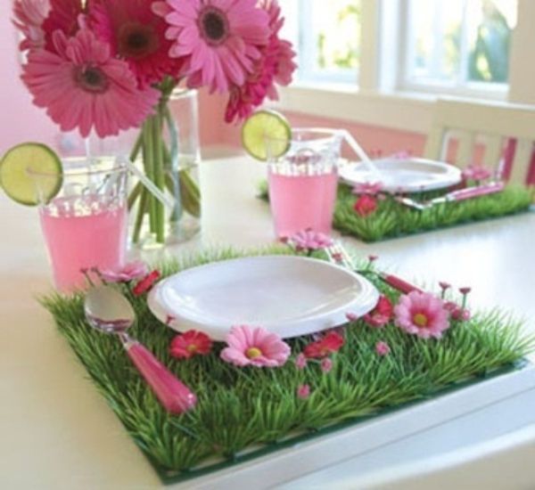 gražiai dekoruotos staltiesės - rožinės gėlės balta porceliano plokštė