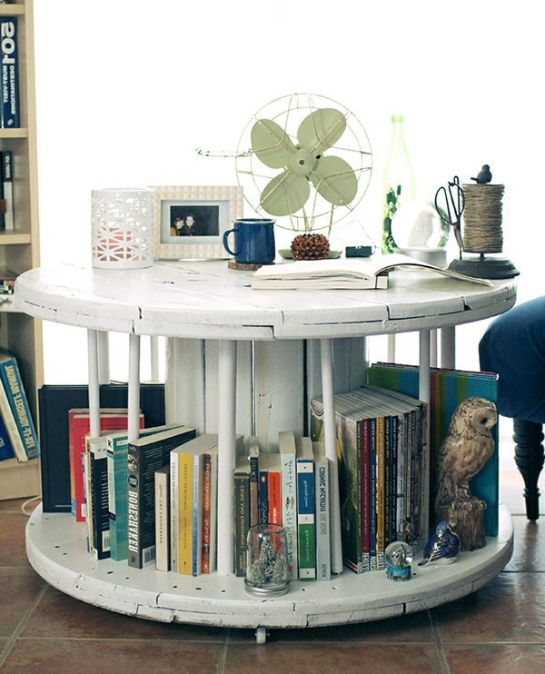 DIY-koffietafel van holtpule - witte kleur, veel boeken