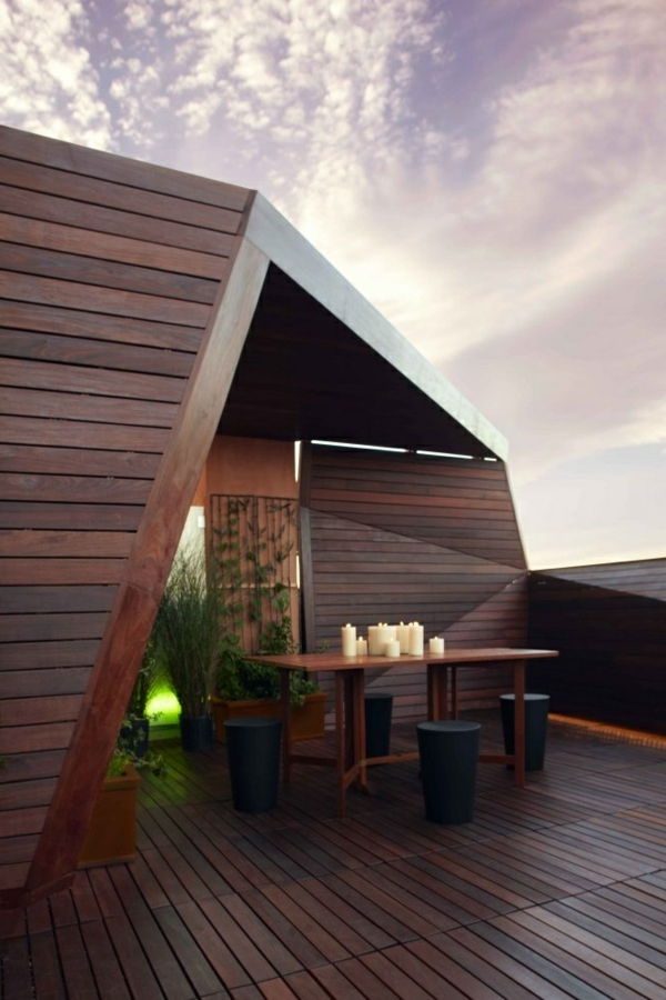 Design de terraço com tábuas de madeira e velas