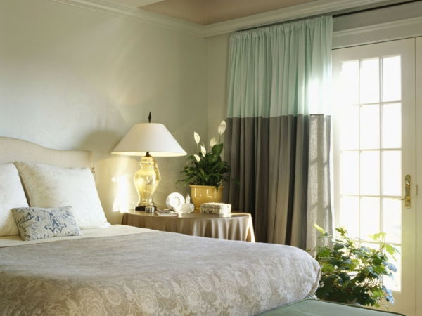 fint sovrum med intressanta gardiner