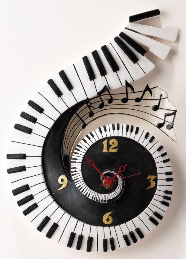 Prvotni-stenske-ure-klavir