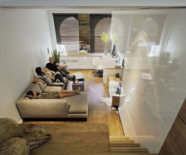 originali namai-namams-elegantiškam gyvenimui su beige-baldais - šeima sėdi ant didelės sofos