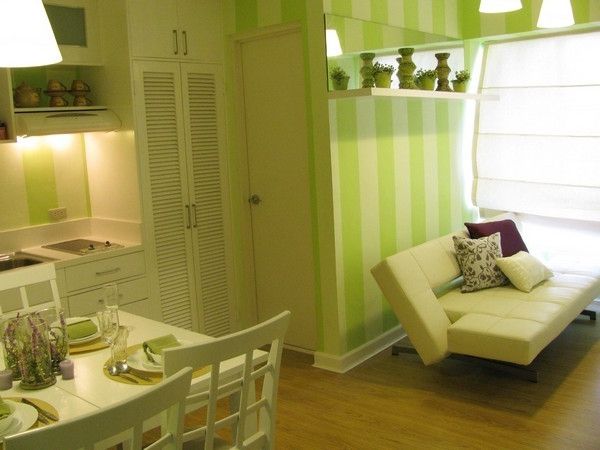 original-bostäder-för-boende-diners-och-vardagsrum-i-gul-färg-soffan bredvid matbordet