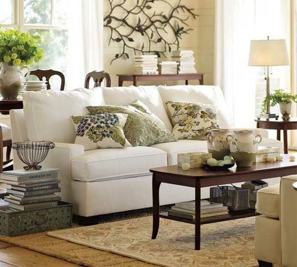 original-stue-ideer-hvit sofa med vakkert kaste puter