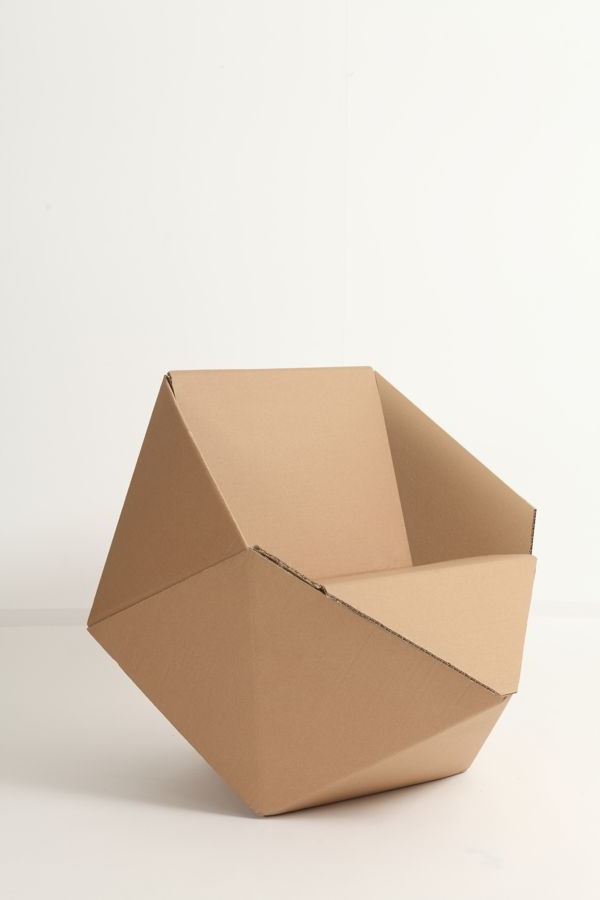 Prvotni-stol-v-škatli, karton, lepenka-pohištvo-kavč-od-kartona