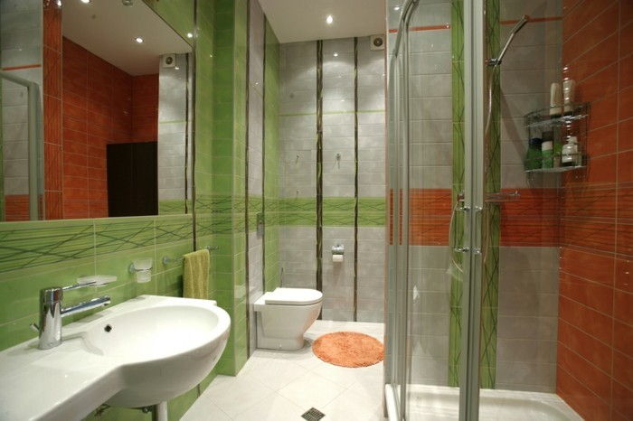 originalus-vonios-stiklo dušo kabina ir-žalia-sienos