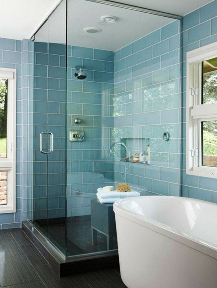 recinto-chuveiro originais-design feito de vidro e azul-paredes-em-badzeimmer