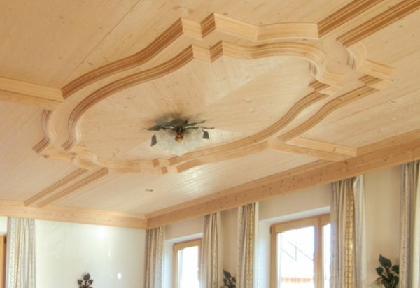 dekoracyjnego sufitu drewniany sufit i tamtejsze drewna Pirner-Pommelsbrunn-Nuernberg