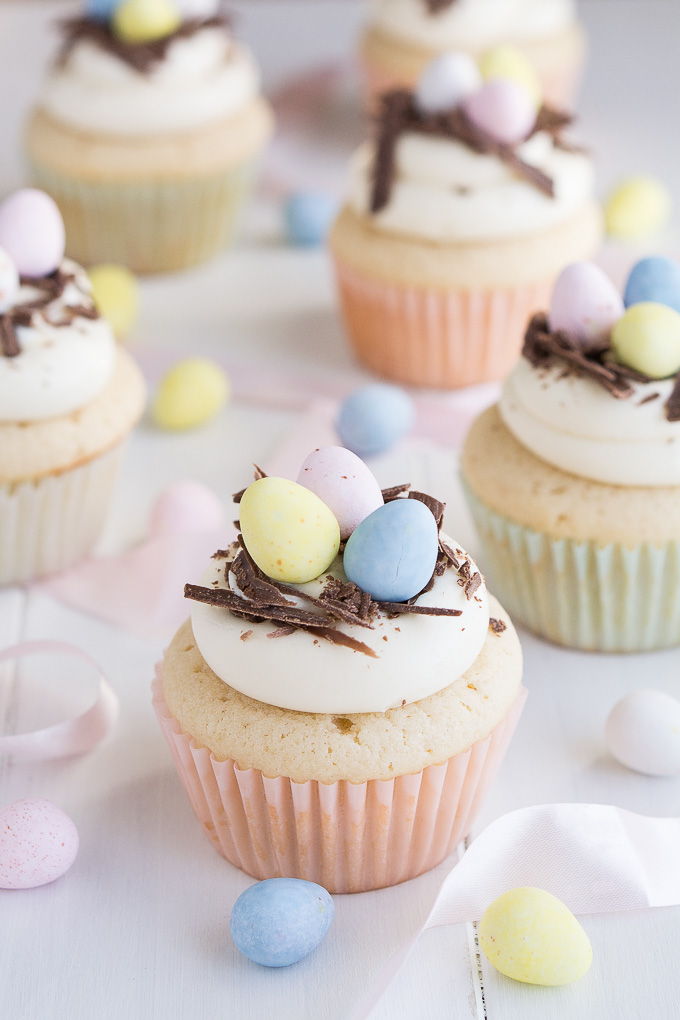 store påske cupcakes med revet sjokolade og fargerike egg som dekorasjon