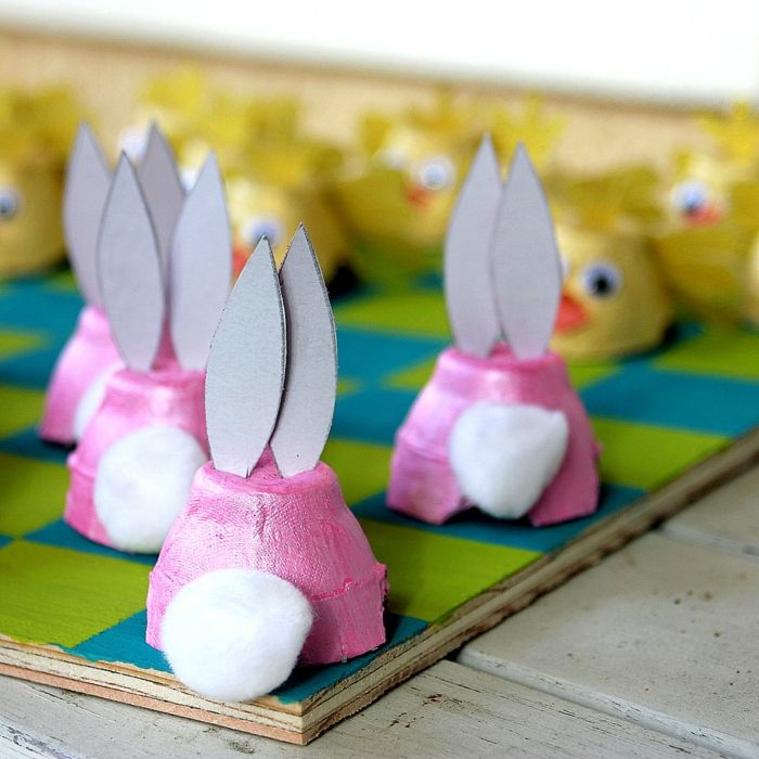 Tinker z jajčnimi škatlami v roza barvi velikonočnih zajčkov od zadaj