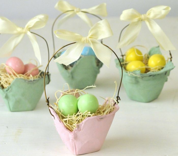 maak grappige eierdoos, mand met kleurrijke eieren in groen, geel, blauw en roze