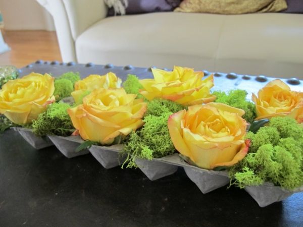 osterdeko tinker-galben-flori-o mulțime de trandafiri