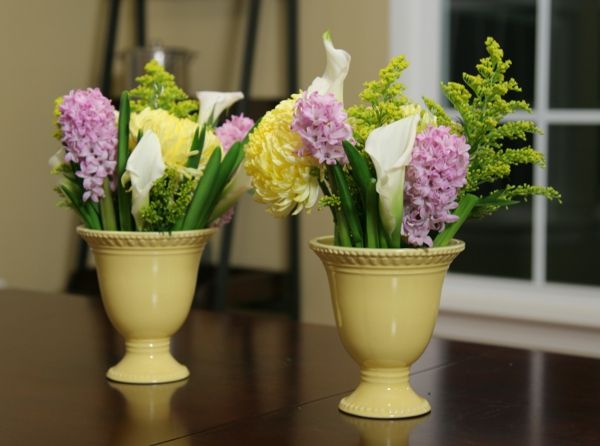 osterdeko tinker-două-floare-vaze-cu-foarte-frumos-flori