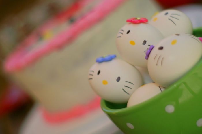 Hello Kitty yüzü olan yumurtalar - hepsi mavi, pembe ve mor renkli farklı kurdelelerle