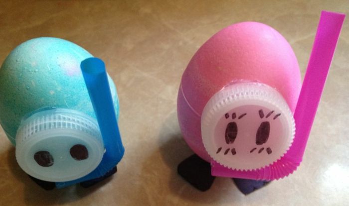 uma menina e um menino que são mergulhadores - materiais reciclados de rostos de ovos
