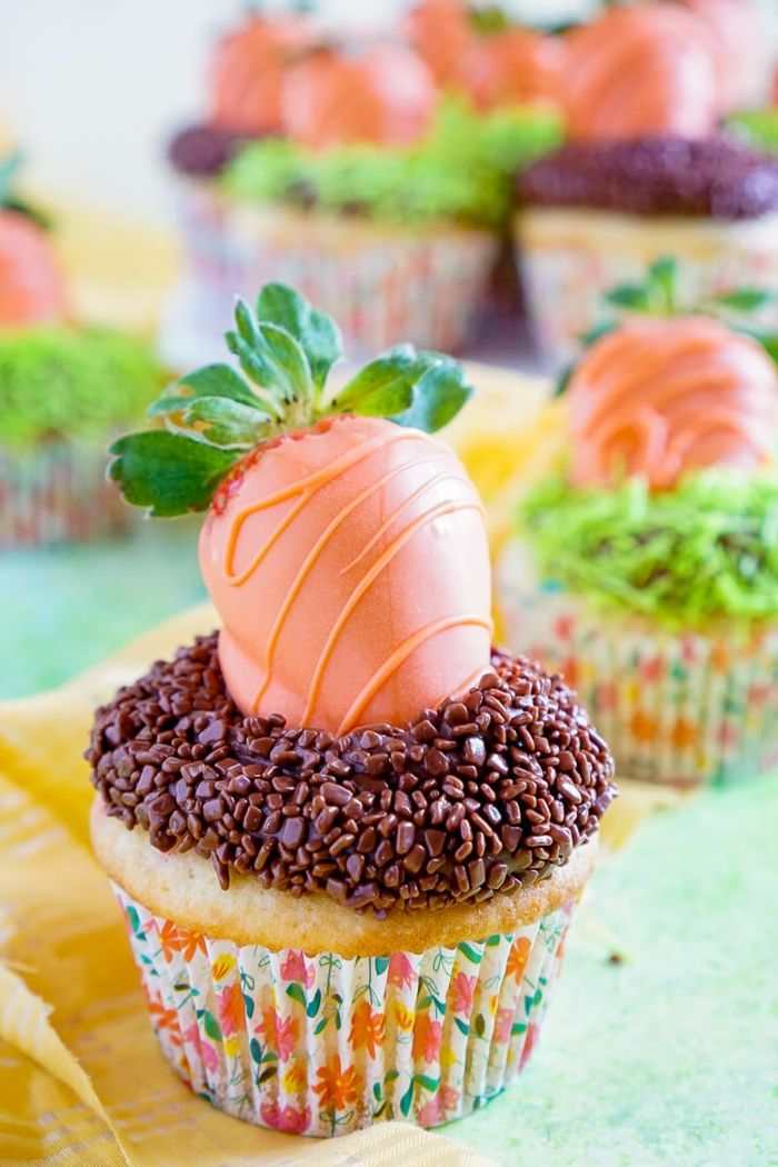 Gulrøtter fra jordbær på sjokolade glasur - påske cupcakes