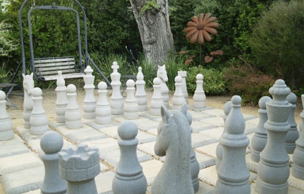 vonkajšie šachy kamenné figúrky