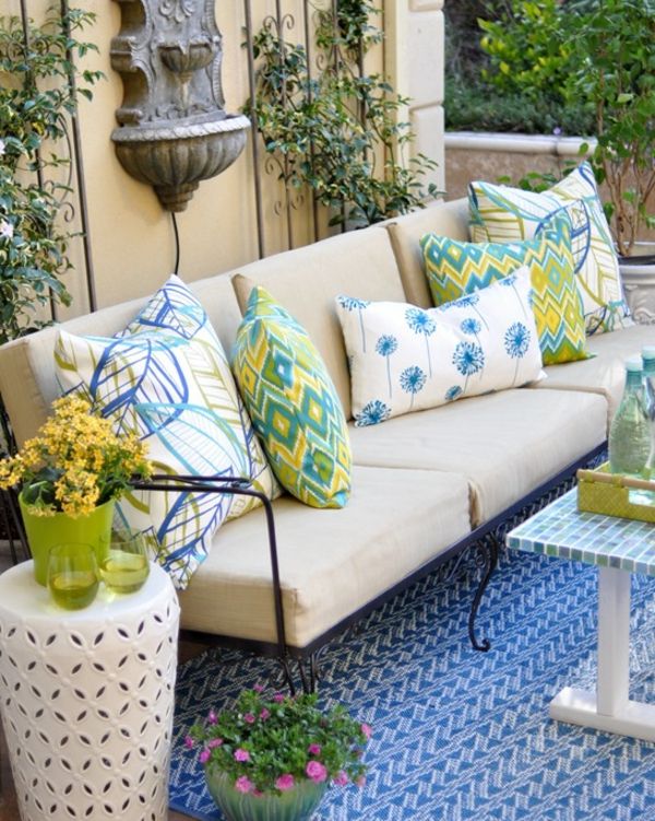 outdoorweefsels-wit-sofa-kleurrijke-Throw