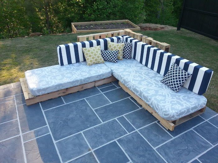 Güzel mavi minderlerle eski paletlerden bankalar ve kanepeler için bu fikre bir göz atın - palet mobilya terası
