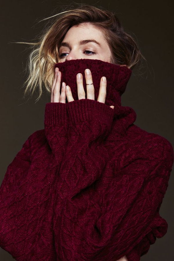 pantone-color-marsala-beautiful-pullover - ブロンドの女性