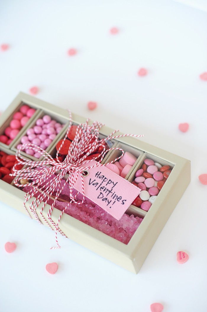 Crafting boxar - en rosa låda med godis och ett bord med grattis