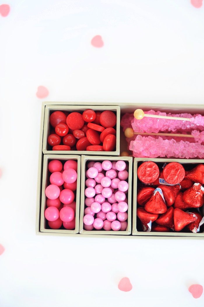 Tinker Boxes - Valentine box i detaljer med lite rosa godis