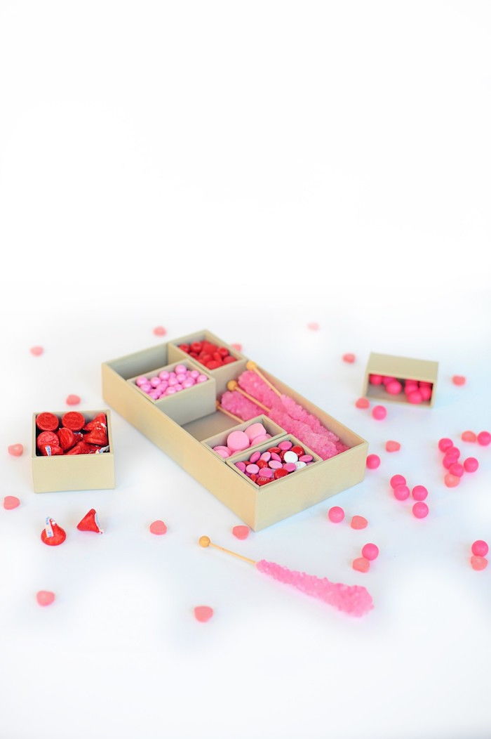 Göra lådor - rosa godis med vilka lådan kan fyllas