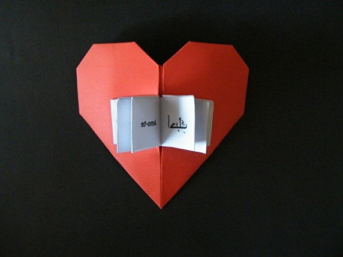 papir rynke røde hjerte-vakre-design-svart-bakgrunn