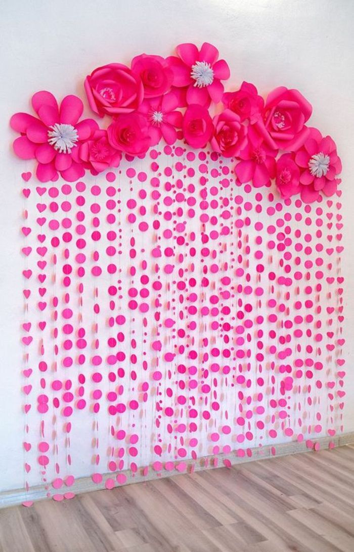diy steny dekorácie, veľké ružové kvety a girlandu papiera
