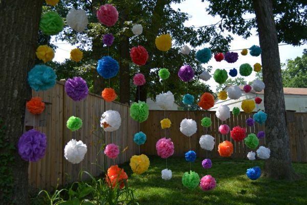 decoração de festa com bolas penduradas nos galhos de árvores
