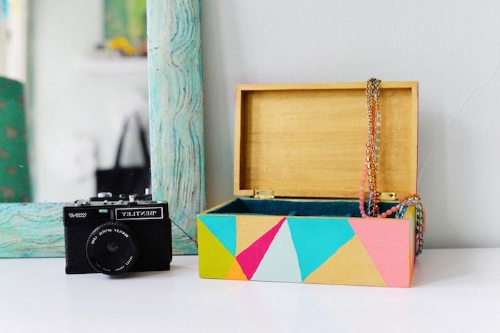 en färgstark låda för prydnadssaker av trä med geometriska mönster
