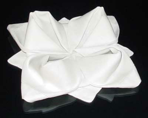 Papirnati prtiček gubi belo barvo v črni barvi