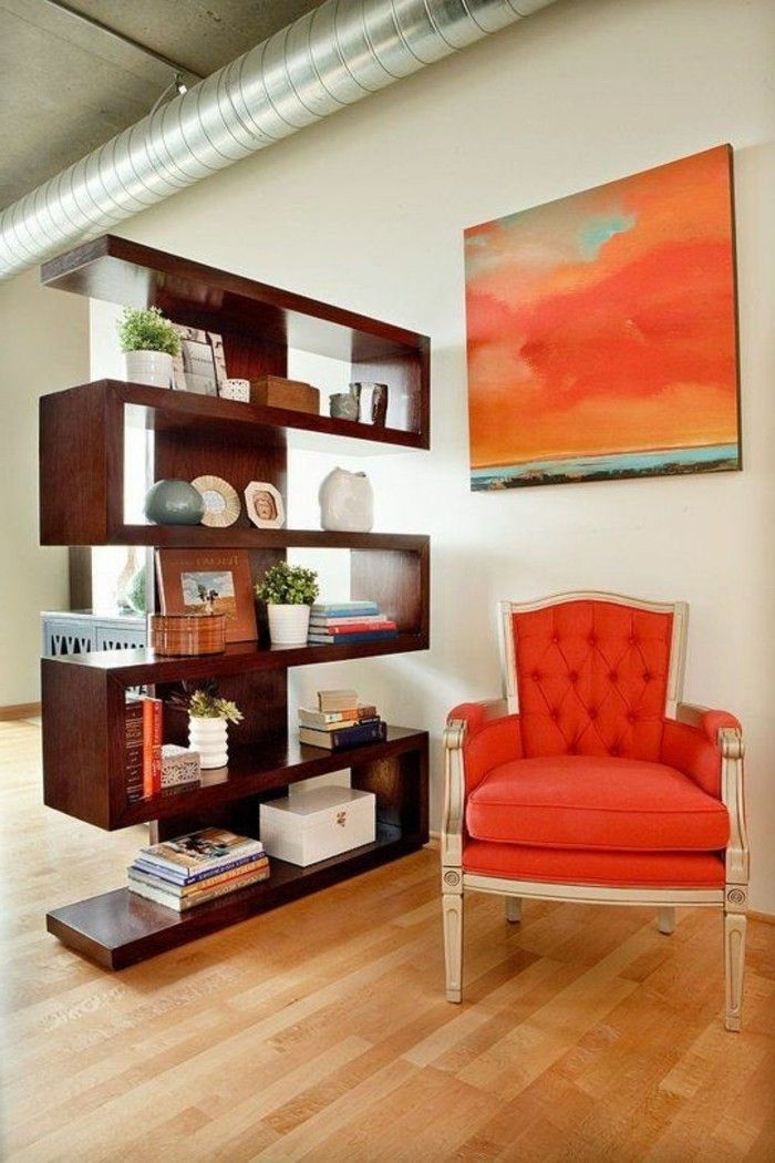 Paravent-böcker regale-rumsavdelare-partition-shelf-rumsavdelare-hyllor-hyllor-as-a skiljevägg-trägolv-orange soffa-abstract-image