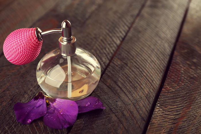 Sizin için parfüm, gül yağı ve yasemin ile ev yapımı parfüm