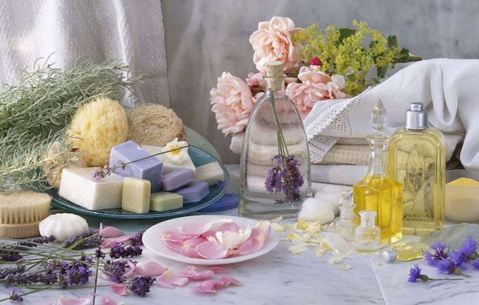 Sizin için parfüm, doğal malzemelerden yapılmış ev yapımı kozmetik ürünler