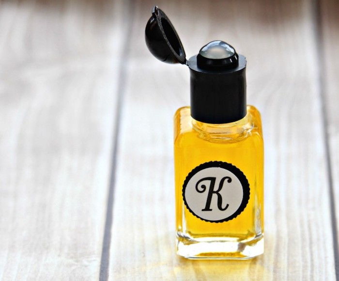 lage din egen parfyme, hjemmelaget parfyme med vanilje og sandeltre olje