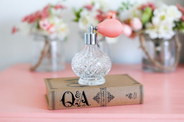 Parfum met jasmijn in parfumfles in retro stijl, giften voor vrouwen